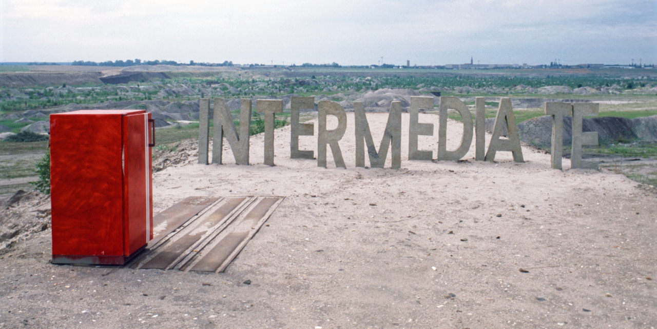 "Intermediate" Temporärer Schriftzug am Zugang zum ehemaligen Tagebau Golpa-Nord. 1997